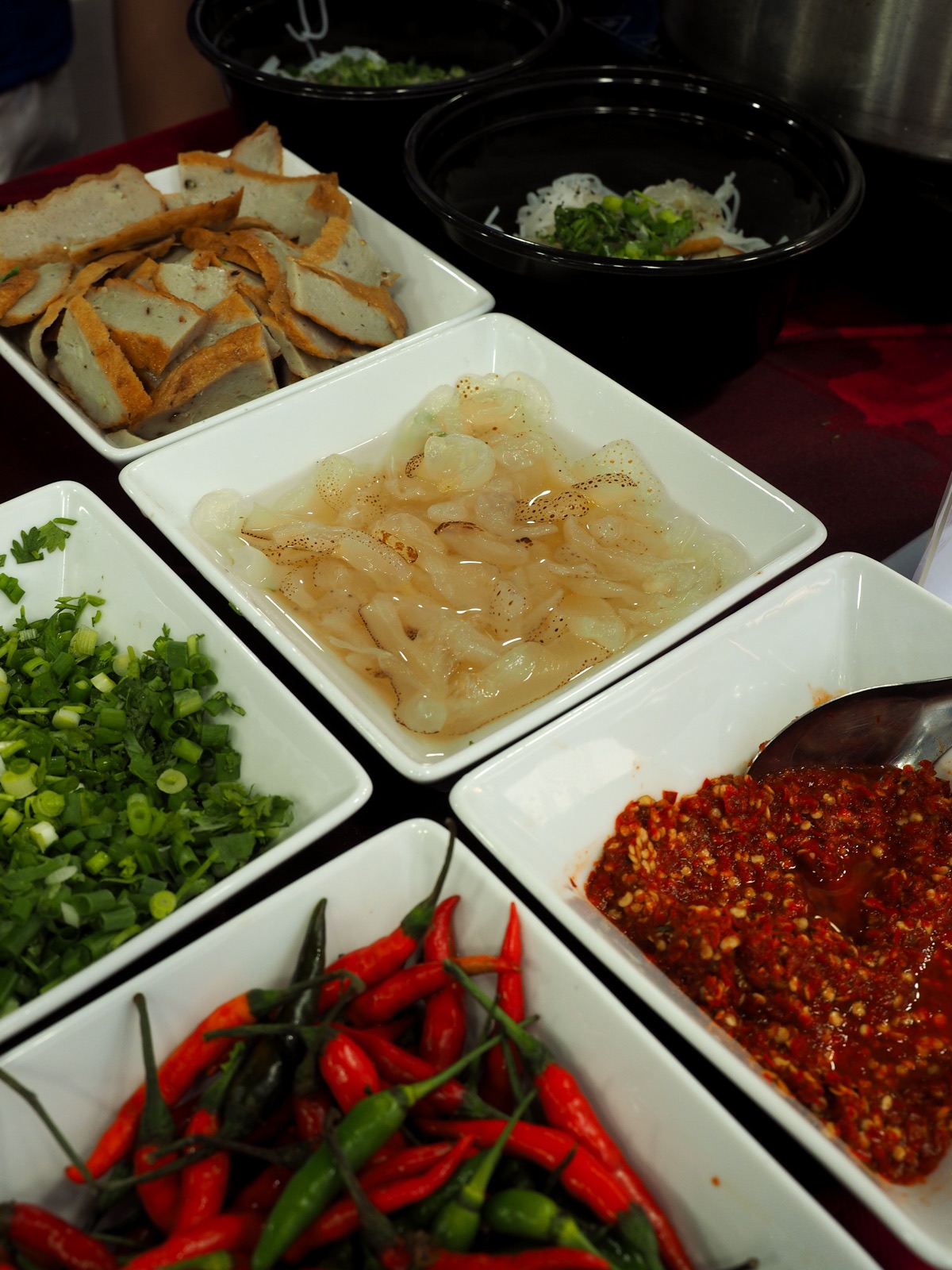 Khay chả cá, sứa, hành lá và ớt chuẩn bị cho món bún cá sứa tại gian hàng ở Quảng Trị