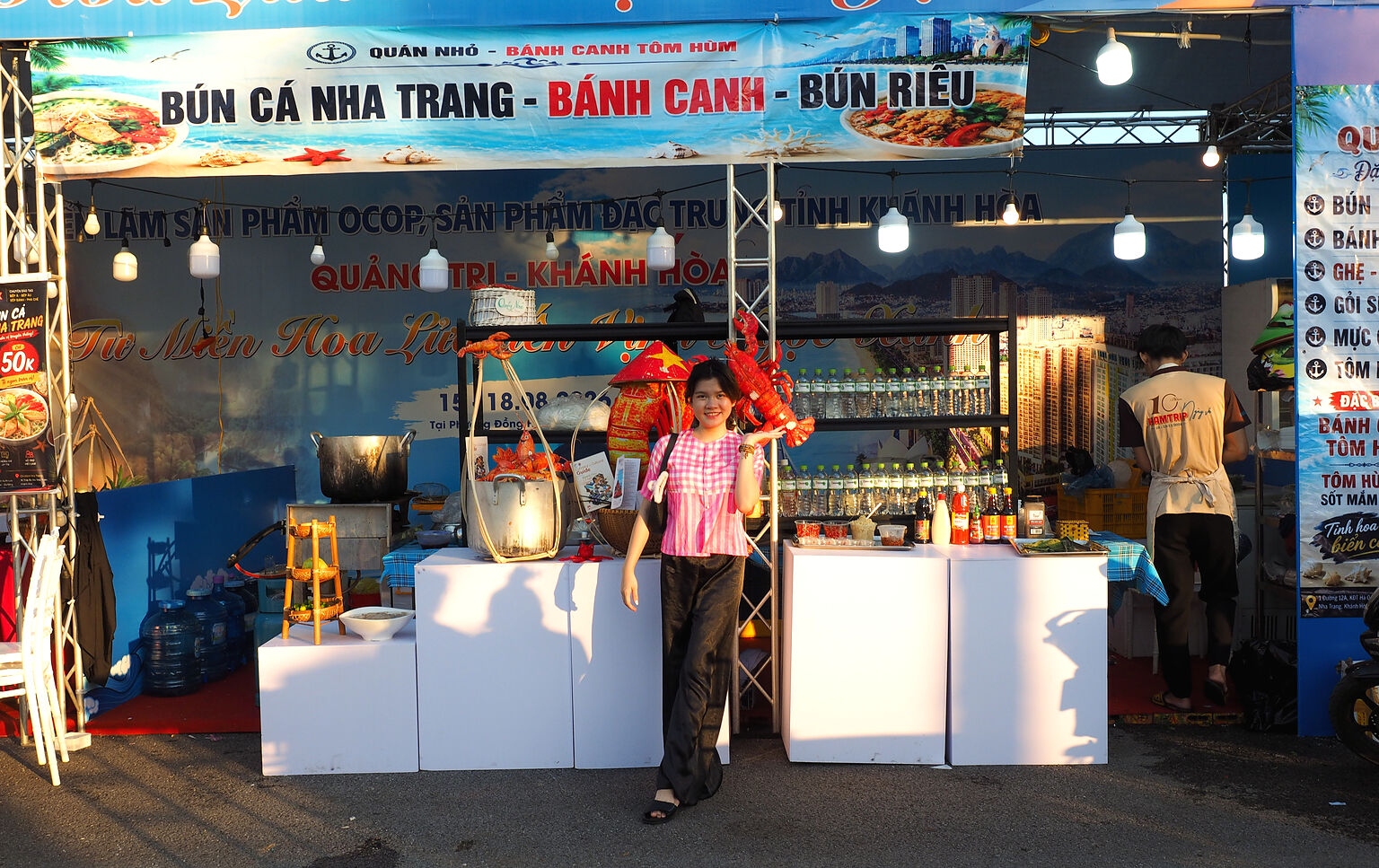 Gian hàng với biển hiệu Bún cá Nha Trang, Bánh canh, Bún riêu và Bánh canh tôm hùm tại Quảng Trị