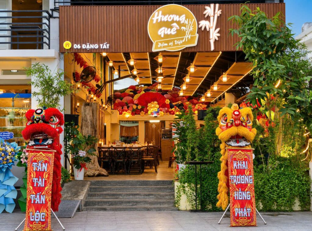 Mặt tiền nhà hàng Hương Quê tại 06 Đặng Tất, phường Bắc Nha Trang trong ngày khai trương