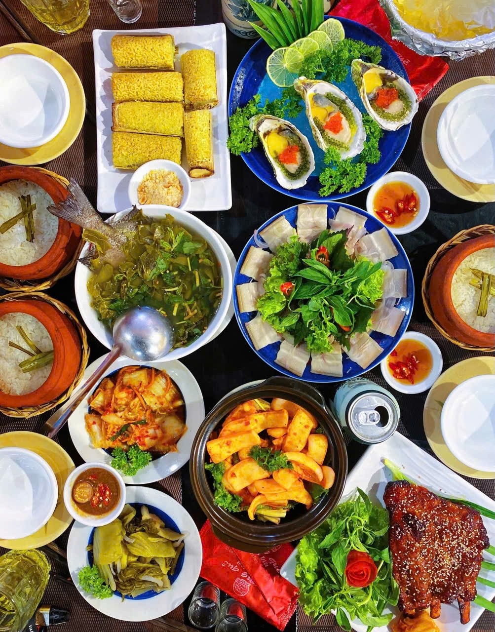 Mâm cơm tại Hương Quê: cơm niêu, canh chua cá, gỏi cá, hàu nướng và sườn nướng
