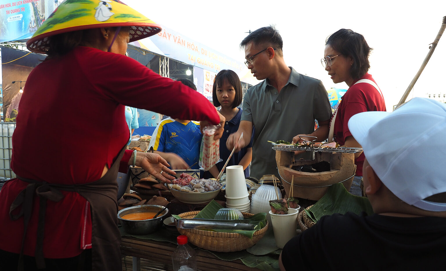 Nghệ nhân Khánh Hòa phục vụ khách tham quan quanh quầy hàng tại Ngày Văn hóa, Du lịch Khánh Hòa ở Quảng Trị