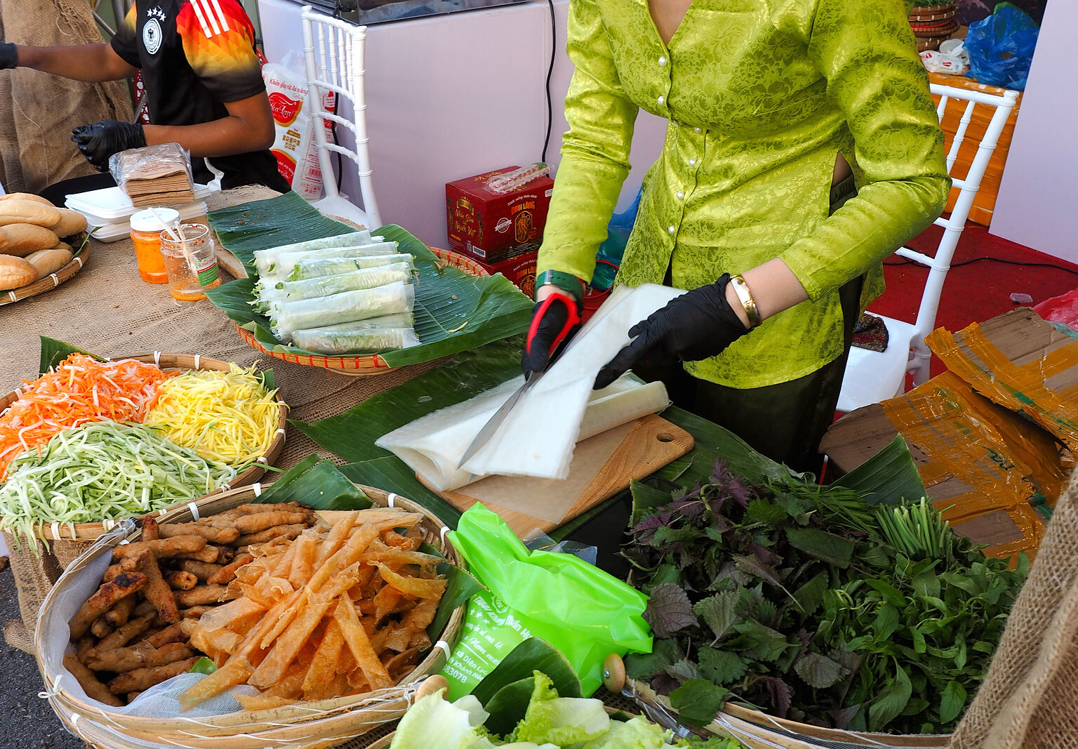 Rổ rau sống, chả ram và bánh tráng được soạn trên bàn gian hàng KCCA