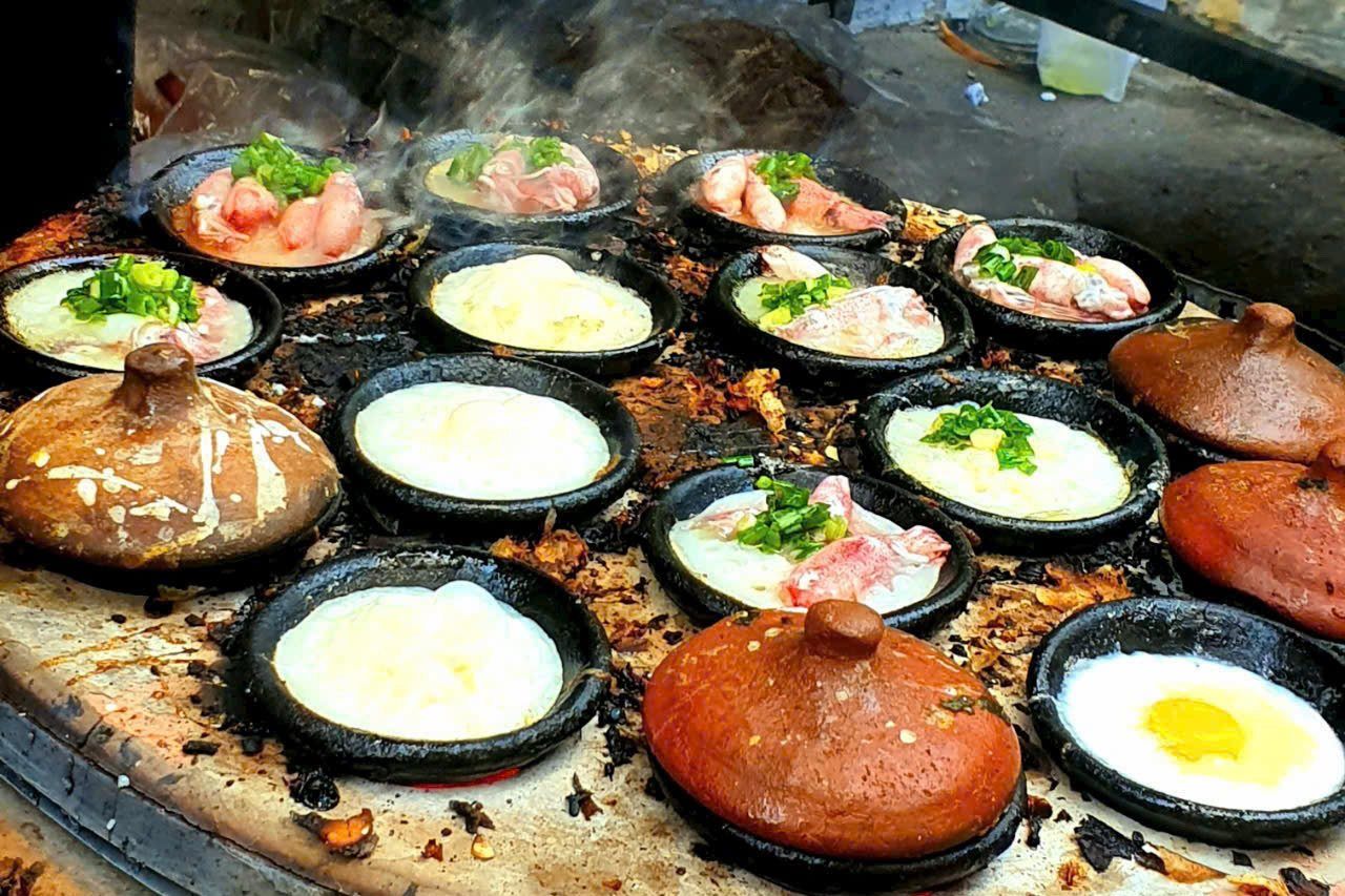 Những khuôn bánh căn đất nung trên bếp ở Bánh căn Út