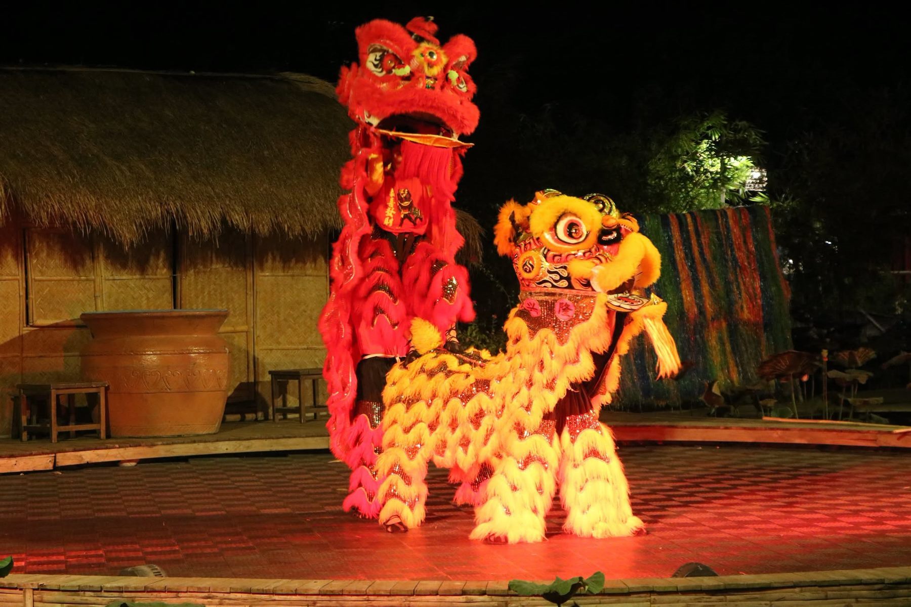 Hai con lân đỏ và vàng biểu diễn buổi tối ở Làng nghề Nha Trang Xưa