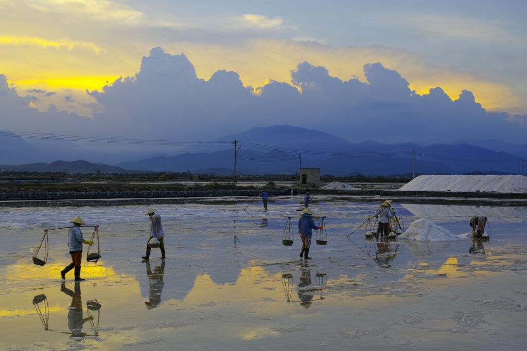 Diêm dân trên đồng muối vùng Ninh Hòa lúc chiều