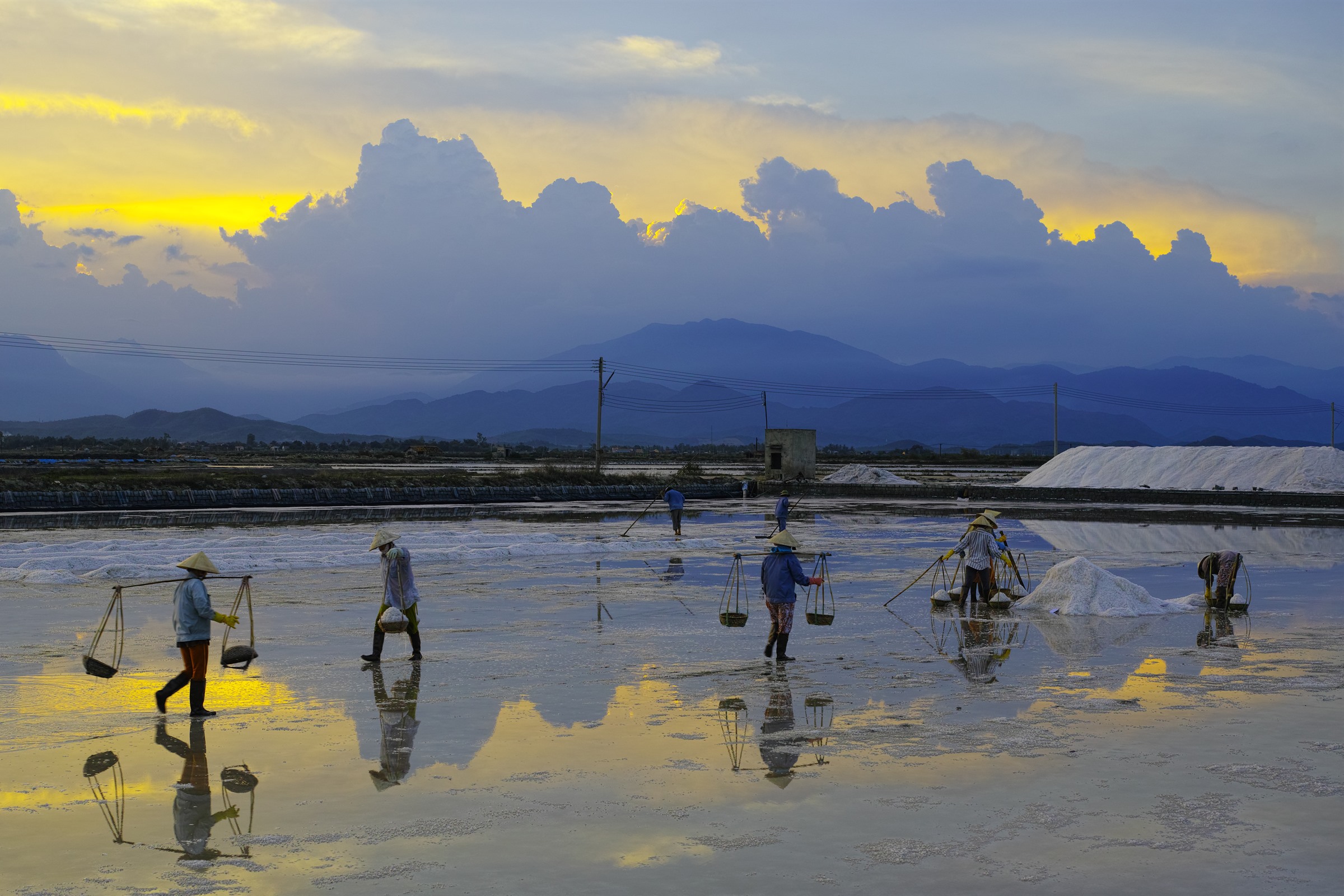 Diêm dân trên đồng muối vùng Ninh Hòa lúc chiều