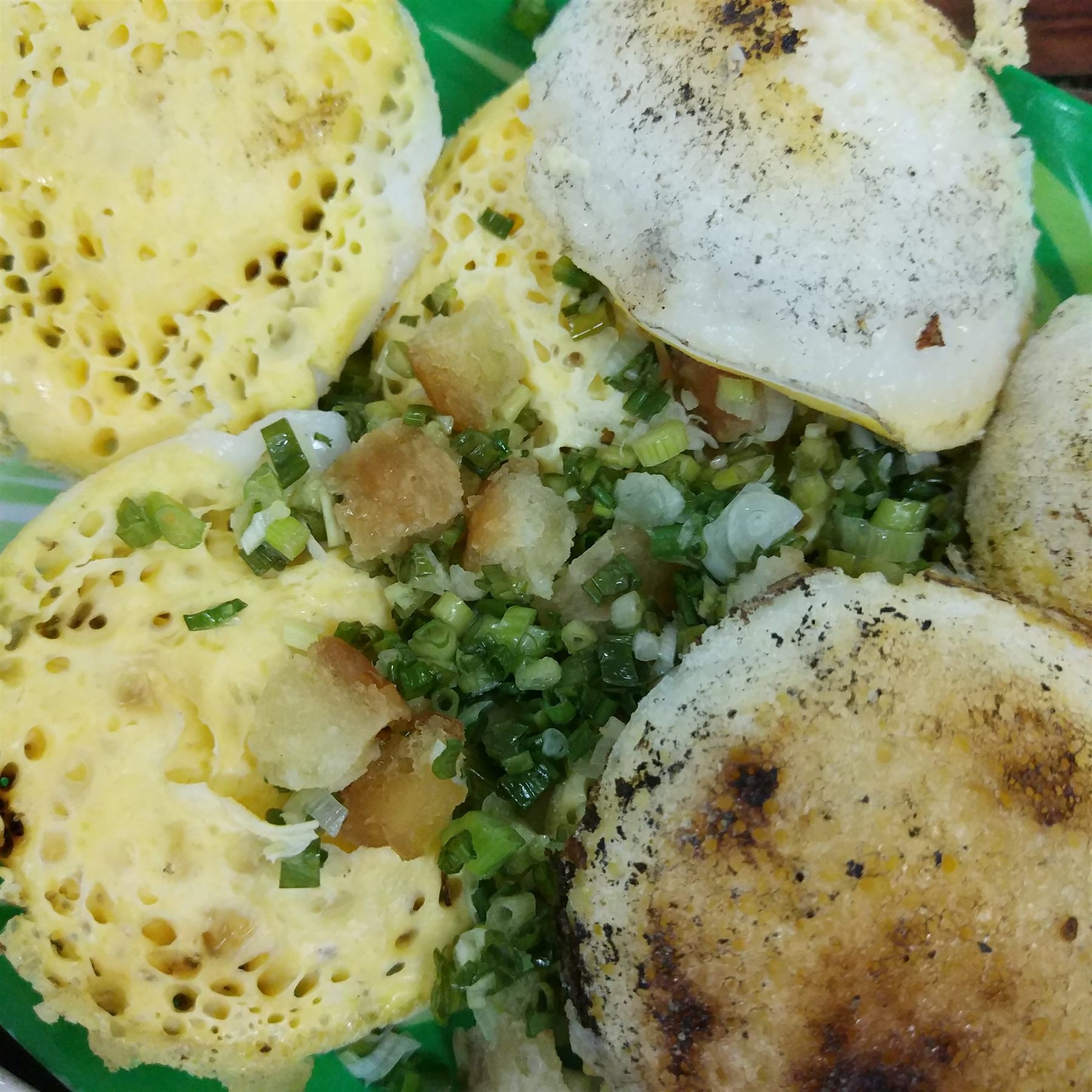 Đĩa bánh căn ở Phan Rang với hành lá